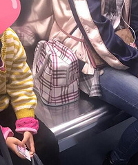 坐轻轨遇到个很乖很乖的小妹妹