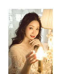 抓住青春的尾巴,拍了仙女风和贵妇风,“大头照”也经得起看