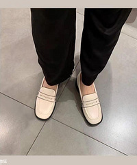 来给大家推荐这双奶白色乐福鞋,特别适合脚宽的小姐妹~!