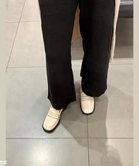 来给大家推荐这双奶白色乐福鞋,特别适合脚宽的小姐妹~!