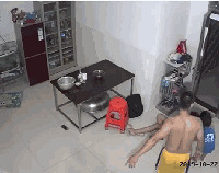 网传男子当孩子面家暴妻子