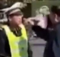 老人闯红灯被阻,竟然扇交警耳光
