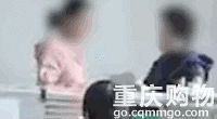 小学老师拿书本扇脸,罚跪地写作业