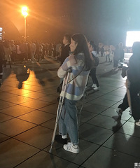 真爱粉!掰起脚都要去看林俊杰