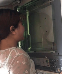 “奇葩”女子,用复印机印自己的脸