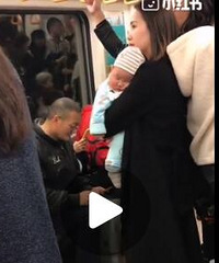 这母亲抱着孩子站了一路!没人让座