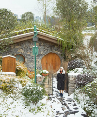 动车3小时,去住霍比特人小屋,体验雪中温泉