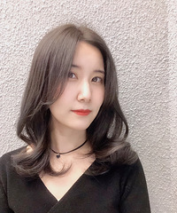 染了个冷色系的亚麻色,显白显气质