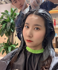 染了个冷色系的亚麻色,显白显气质