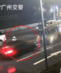 情侣吵架,女生被撞飞
