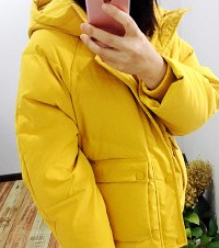 冬季别执着黑白灰,这件小黄鸭色羽绒服让我回头率100%
