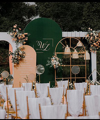 It only took one month to prepare for the wedding, and the small outdoor cost of 30,000 was super satisfied.