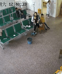 这人竟开车撞进医院
