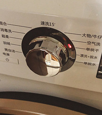 花了2500元买了一台洗烘一体机,烘完之后衣服还是润的