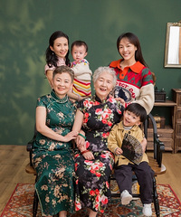 ��ν���ˣ�ֻ�ǳ����˵�С�������˺��м�������ĵ���Ƭ