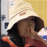 伊能静抠鼻孔形象全无