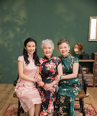 ��ν���ˣ�ֻ�ǳ����˵�С�������˺��м�������ĵ���Ƭ