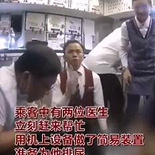 医生用嘴为老人吸尿