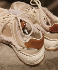 һ�����У����˳��ʺ϶�����ϵ�Ь����Ҫ̫�ÿ������۸�Ҳ����