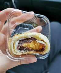 第一次买的网红蛋黄酥价格合适味道不错,愿意回购