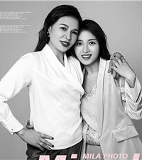 因为吃中药今年胖了10斤,但是也不能阻止一年一次母女照的拍摄