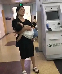 医院里看到这样一幕,让人热盈满眶