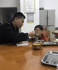 男子majiang打太“嗨”孙子丢了都不知