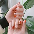 美甲选这个色,显手白