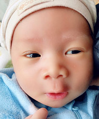 二宝生下来就有大大的双眼皮