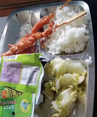 学生的午餐就吃这个,让家长们看完“不寒而栗”