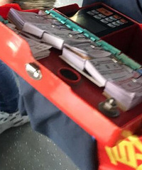 现在的公交车竟然还有人工买票的