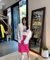 银色羽绒服加上桃红半身裙,回头率100%