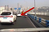 ����ǰ�������������ײ����˭�����Σ�