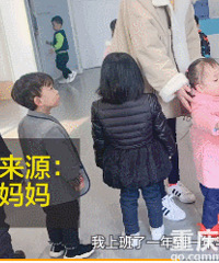 90后妈妈请假陪儿子在幼儿园发250斤草莓,陪伴比工作更重要
