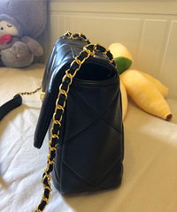 朋友送了我个小mk包,摸起来质感不错,很软很舒服,才200块