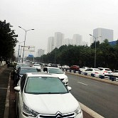 儿童医院附近停满了车