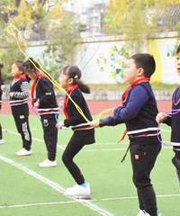 现在小学生上体育课都不穿外套吗?娃儿看到生病要好了,又加重