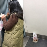 有人在地铁上吃热干面