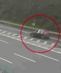 高速上货车撞逆行SUV