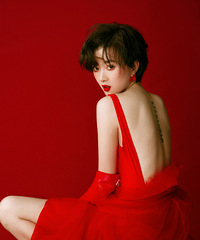 冬天拍照也不想穿厚重的毛衣,拍组性感的红色写真过新年