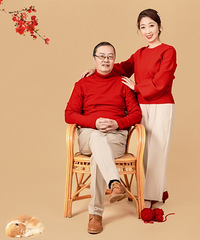 工作原因很少陪爸妈,发现他们头发越来越白,迫不及待拍了全家福