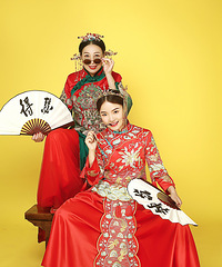 礼物都送遍了今年干脆带上妈妈拍写真,在摄影师引导下她渐入佳境