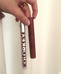 这两个颜色叠涂出偏紫的棕红色,像一块红丝绒蛋糕