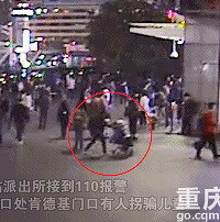 中年女子火车站抱起2岁女童就走
