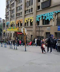 说要开小班,沙小幼儿园今天凌晨4点排长队报名