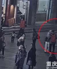 当街抱娃看得人脊背发凉