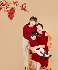 和妈妈一起,拍其乐融融的全家福,岁月催人老,带小孩最磨人