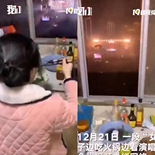 她边吃火锅边听演唱会