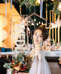 老公眼尖地发现了婚庆的布置问题,我们立马决定更换婚庆公司