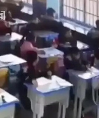 抽打、拧脸、倒抱!小学老师体罚女生 ,同学吓得捂耳躲桌底